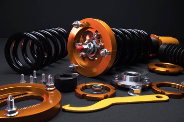 süspansiyon ayarı, bobinler, şok emiciler ve sarı ve altın renkli ön yaylar koyu arka planda bir spor drift araba için