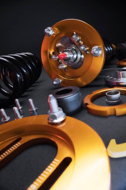 süspansiyon ayarı, bobinler, şok emiciler ve sarı ve altın renkli ön yaylar koyu arka planda bir spor drift araba için