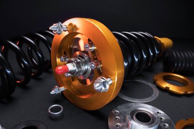 süspansiyon ayarı, bobinler, şok emiciler ve sarı ve altın renkli ön yaylar koyu arka planda bir spor drift araba için