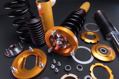 süspansiyon ayarı, bobinler, şok emiciler ve sarı ve altın renkli ön yaylar koyu arka planda bir spor drift araba için