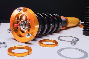 süspansiyon ayarı, bobinler, şok emiciler ve sarı ve altın renkli ön yaylar koyu arka planda bir spor drift araba için