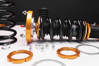 süspansiyon ayarı, bobinler, şok emiciler ve sarı ve altın renkli ön yaylar koyu arka planda bir spor drift araba için