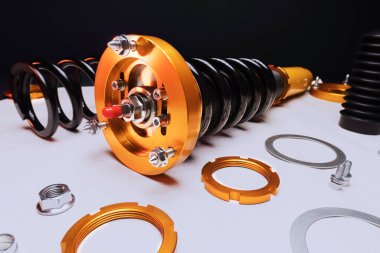 süspansiyon ayarı, bobinler, şok emiciler ve sarı ve altın renkli ön yaylar koyu arka planda bir spor drift araba için