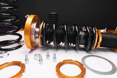 süspansiyon ayarı, bobinler, şok emiciler ve sarı ve altın renkli ön yaylar koyu arka planda bir spor drift araba için