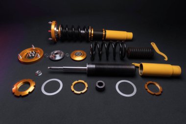 süspansiyon ayarı, bobinler, şok emiciler ve sarı ve altın renkli ön yaylar koyu arka planda bir spor drift araba için