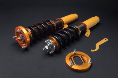 süspansiyon ayarı, bobinler, şok emiciler ve sarı ve altın renkli ön yaylar koyu arka planda bir spor drift araba için