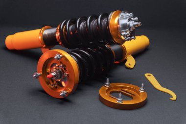 süspansiyon ayarı, bobinler, şok emiciler ve sarı ve altın renkli ön yaylar koyu arka planda bir spor drift araba için