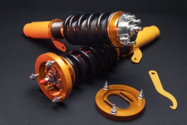 süspansiyon ayarı, bobinler, şok emiciler ve sarı ve altın renkli ön yaylar koyu arka planda bir spor drift araba için