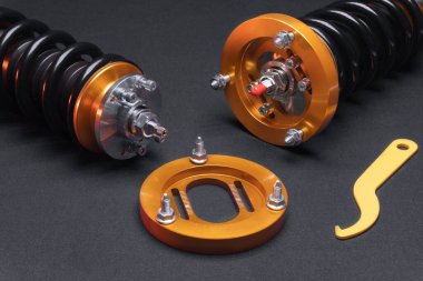 süspansiyon ayarı, bobinler, şok emiciler ve sarı ve altın renkli ön yaylar koyu arka planda bir spor drift araba için