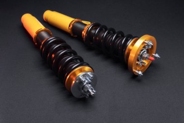 süspansiyon ayarı, bobinler, şok emiciler ve sarı ve altın renkli ön yaylar koyu arka planda bir spor drift araba için