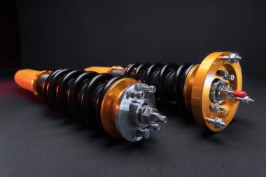 süspansiyon ayarı, bobinler, şok emiciler ve sarı ve altın renkli ön yaylar koyu arka planda bir spor drift araba için