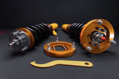 süspansiyon ayarı, bobinler, şok emiciler ve sarı ve altın renkli ön yaylar koyu arka planda bir spor drift araba için