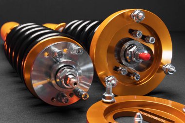 süspansiyon ayarı, bobinler, şok emiciler ve sarı ve altın renkli ön yaylar koyu arka planda bir spor drift araba için