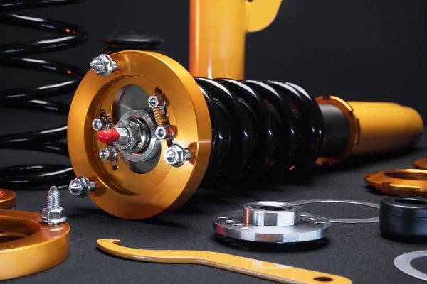 süspansiyon ayarı, bobinler, şok emiciler ve sarı ve altın renkli ön yaylar koyu arka planda bir spor drift araba için