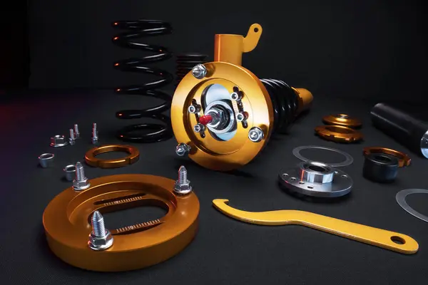 süspansiyon ayarı, bobinler, şok emiciler ve sarı ve altın renkli ön yaylar koyu arka planda bir spor drift araba için