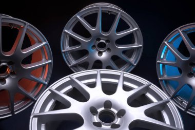 Kırmızı ve mavi arka ışıklandırmalı yeni 18 yarıçaplı açık gri jantlar değil.