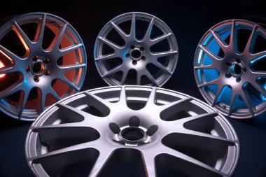 Kırmızı ve mavi arka ışıklandırmalı yeni 18 yarıçaplı açık gri jantlar değil.