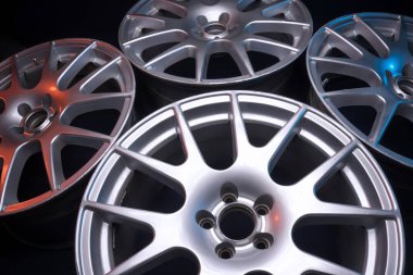 Kırmızı ve mavi arka ışıklandırmalı yeni 18 yarıçaplı açık gri jantlar değil.