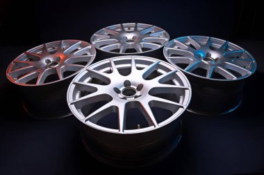 Kırmızı ve mavi arka ışıklandırmalı yeni 18 yarıçaplı açık gri jantlar değil.