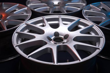 Kırmızı ve mavi arka ışıklandırmalı yeni 18 yarıçaplı açık gri jantlar değil.