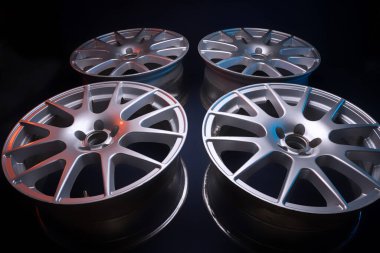 Kırmızı ve mavi arka ışıklandırmalı yeni 18 yarıçaplı açık gri jantlar değil.