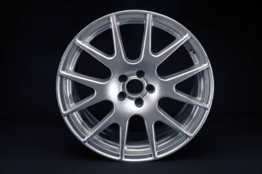 Kırmızı ve mavi arka ışıklandırmalı yeni 18 yarıçaplı açık gri jantlar değil.