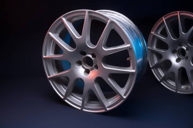 Kırmızı ve mavi arka ışıklandırmalı yeni 18 yarıçaplı açık gri jantlar değil.