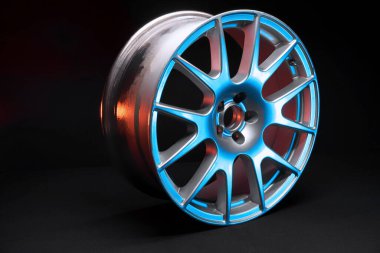 Kırmızı ve mavi arka ışıklandırmalı yeni 18 yarıçaplı açık gri jantlar değil.