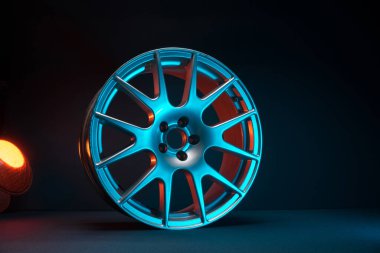 Kırmızı ve mavi arka ışıklandırmalı yeni 18 yarıçaplı açık gri jantlar değil.