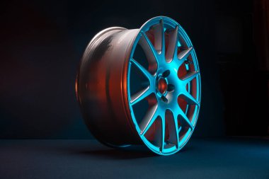 Kırmızı ve mavi arka ışıklandırmalı yeni 18 yarıçaplı açık gri jantlar değil.