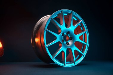 Kırmızı ve mavi arka ışıklandırmalı yeni 18 yarıçaplı açık gri jantlar değil.