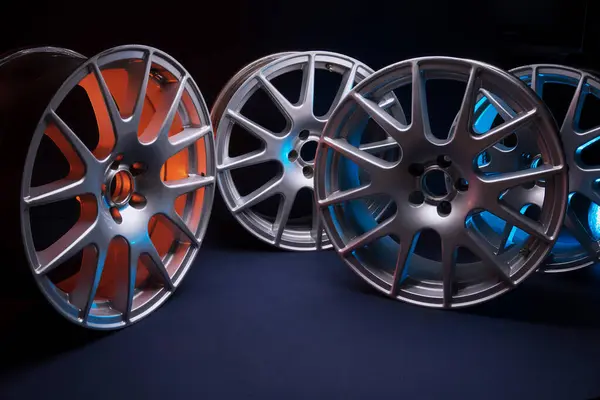 Kırmızı ve mavi arka ışıklandırmalı yeni 18 yarıçaplı açık gri jantlar değil.