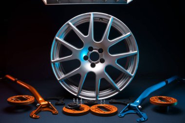 Vücudu güçlendirmek için spor araba parçalarını, diskleri, destekleri ayarlıyorum.