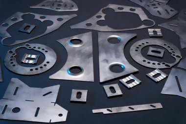 makine işleminden sonra metal parçalarının plazma kesimi