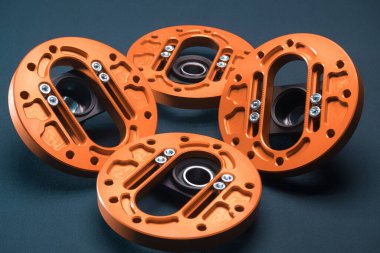 Stüdyodaki vücudu güçlendirmek için bir spor araba için destek aralığının parçaları ayarlanıyor