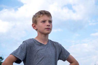 Bir çocuk futbol topuna tekme atıp kafa atmaya hazırlanıyor.