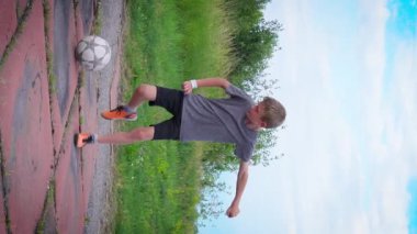 Çocuk futbolu, Avrupa ırkından bir çocuk elinde topla yeşil bir sahada çalışıyor. 