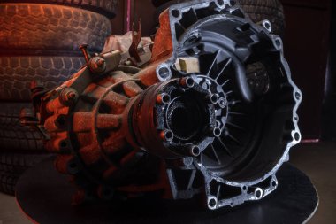 Ön tekerden çekilen eski bir araba şanzımanı tamir için sökülmüş.