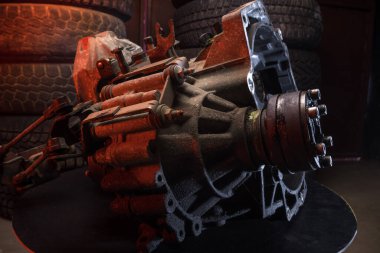 Ön tekerden çekilen eski bir araba şanzımanı tamir için sökülmüş.