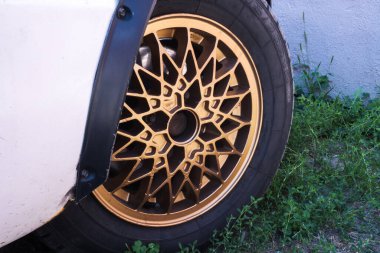 Yazın avluda eski titanyum bronz araba jantları