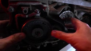 Ön tekerden çekilen eski bir araba şanzımanı tamir için sökülmüş.