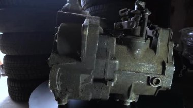 Ön tekerden çekilen eski bir araba şanzımanı tamir için sökülmüş.