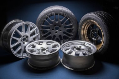 Moda sporu siyah bronz gri araba jantları akort ve sürüklenme yarışması için uzatılmış mavi ışık