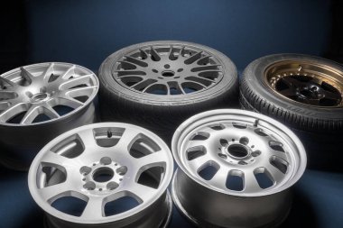 Moda sporu siyah bronz gri araba jantları akort ve sürüklenme yarışması için uzatılmış mavi ışık