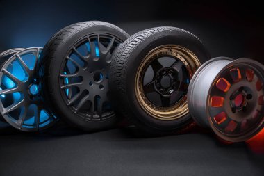 Moda sporu siyah bronz gri araba jantları akort ve sürüklenme yarışması için uzatılmış mavi ışık