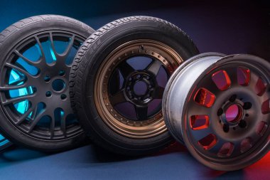 Moda sporu siyah bronz gri araba jantları akort ve sürüklenme yarışması için uzatılmış mavi ışık