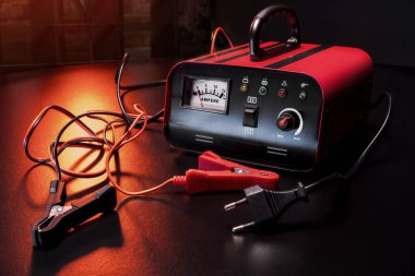 kırmızı yeni akü şarjı ve 6 volt ve 12 volt için terminal.