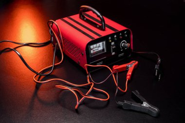 kırmızı yeni akü şarjı ve 6 volt ve 12 volt için terminal.