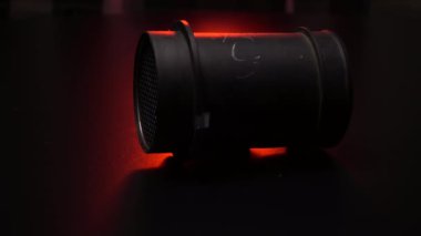 Enjektör otomatik video için kırmızı ışıkla aydınlatılmış karanlık bir odada yeni eski akış ölçer değil