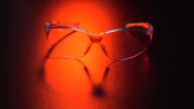 Siyah arka planda güvenlik gözlükleri